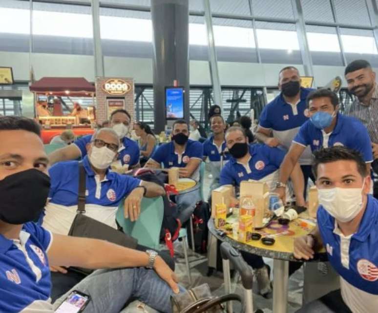 Comissão técnica do Náutico no aeroporto (Divulgação/Náutico)