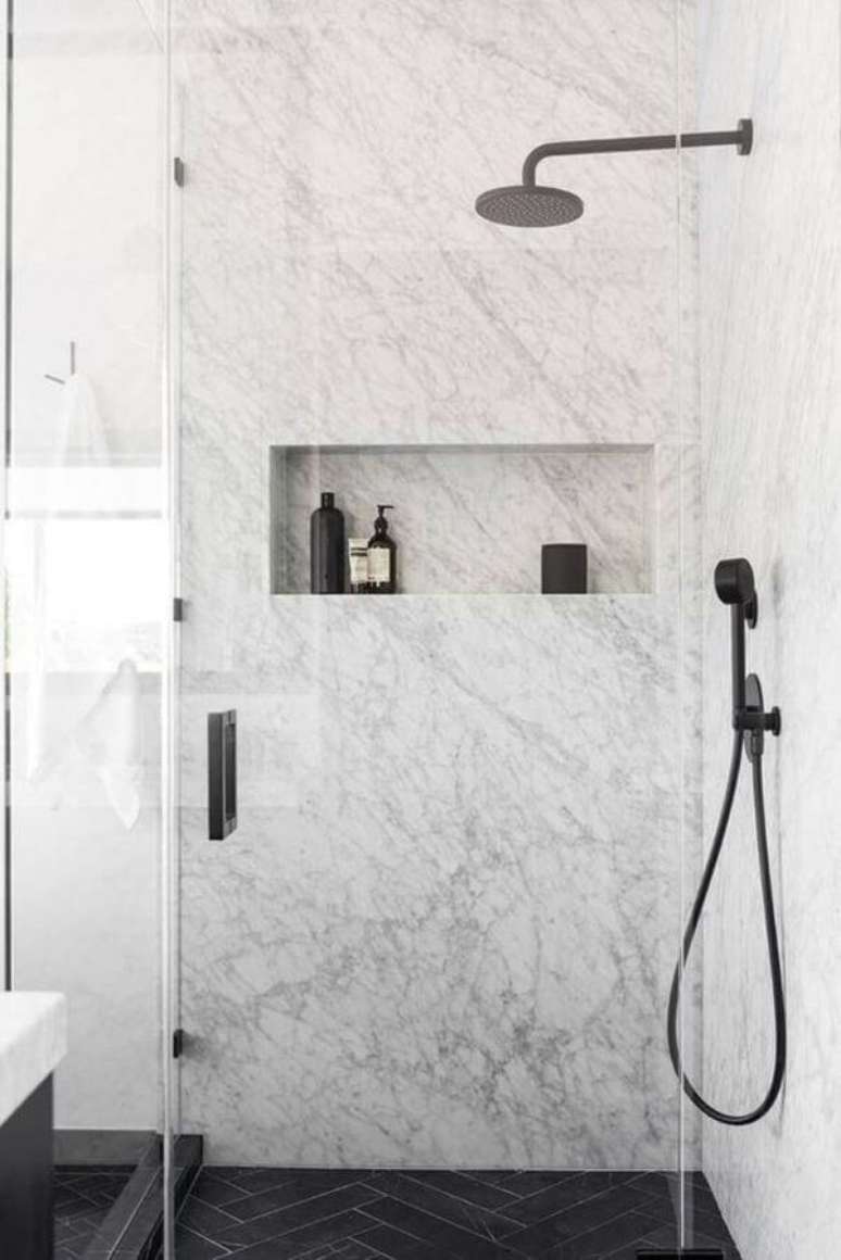 16. Banheiro com mármore cinza e piso preto – Foto Archidea