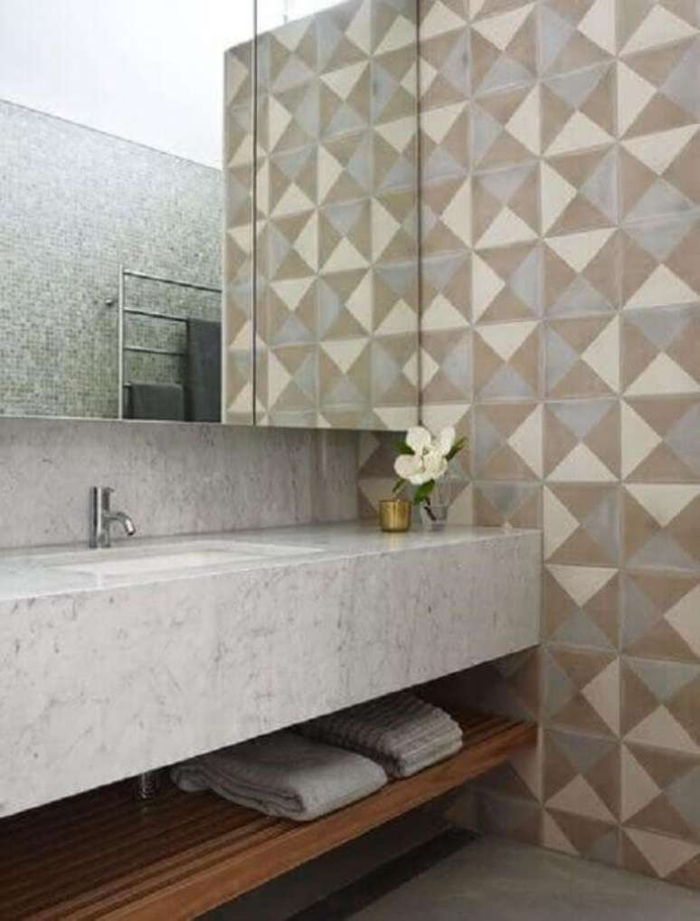 49. Pedra para bancada de mármore para banheiro decorado com revestimento geométrico – Foto Houzz