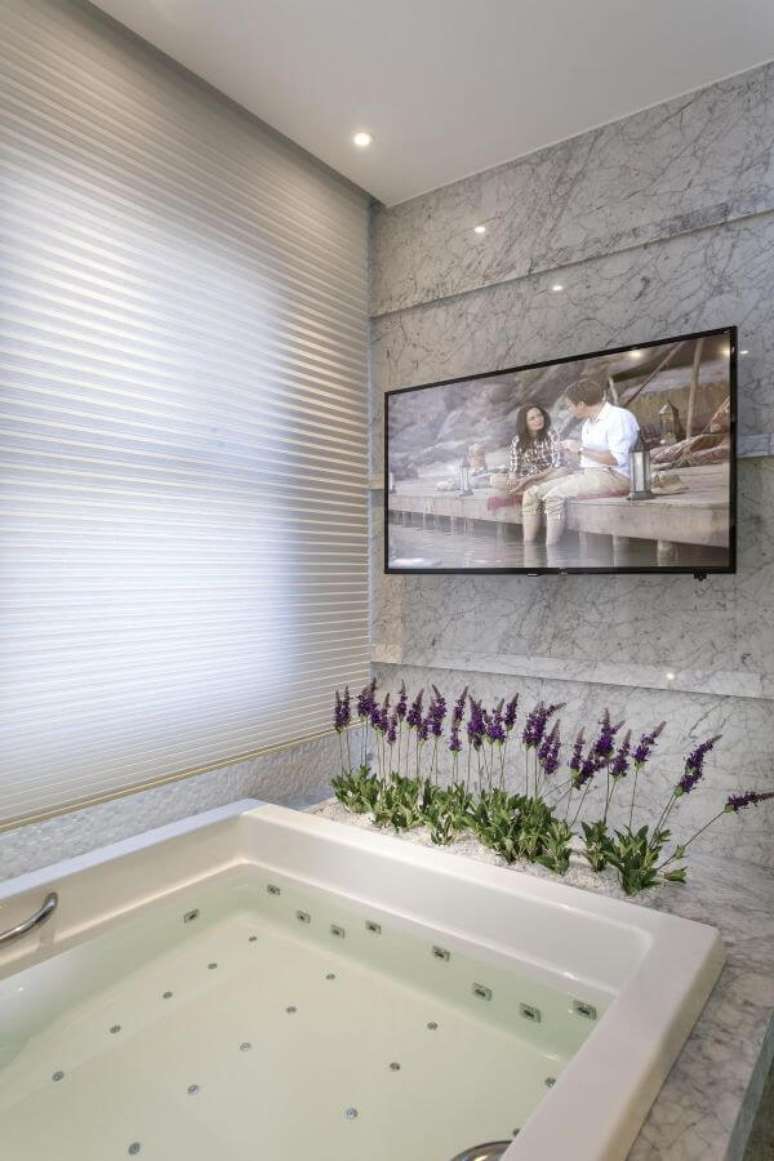 19. Banheiro grande com parede revestida com mármore cinza – Foto Iara Kilaris