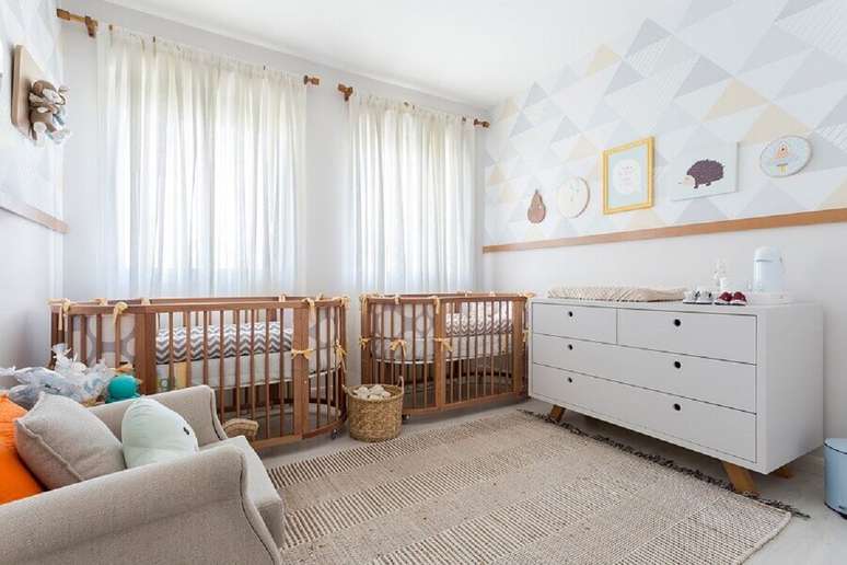 48. Papel de parede para quarto de bebê unissex de gêmeos decorado com berços de madeira – Foto: UAUA – Decoração de Quartos Infantis