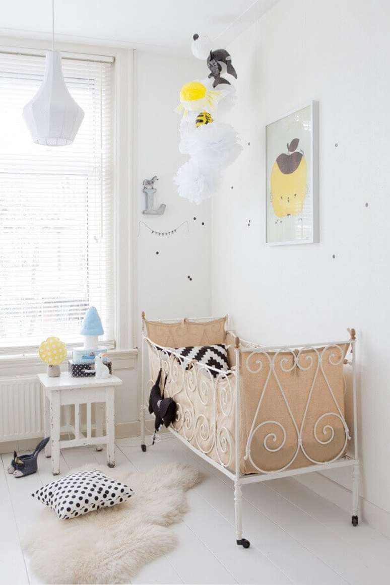 30. Decoração de quarto de bebê unissex simples com berço de ferro branco – Foto: Editions de l’Arkhan