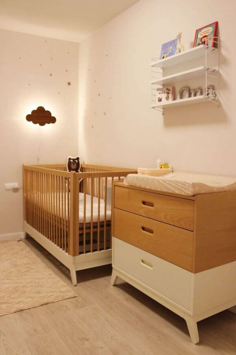 38. Móveis de madeira para decoração de quarto de bebê unissex em tons de bege – Foto: Móveis Henn