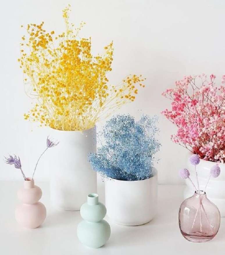 7. Coloque os ramos de flores secas dentro do vasinho improvisado. Fonte: Decorative