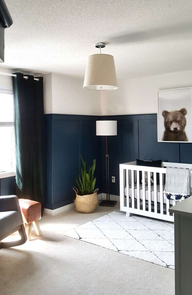 37. Meia parede azul marinho para decoração de quarto de bebê unissex – Foto: Project Nursery