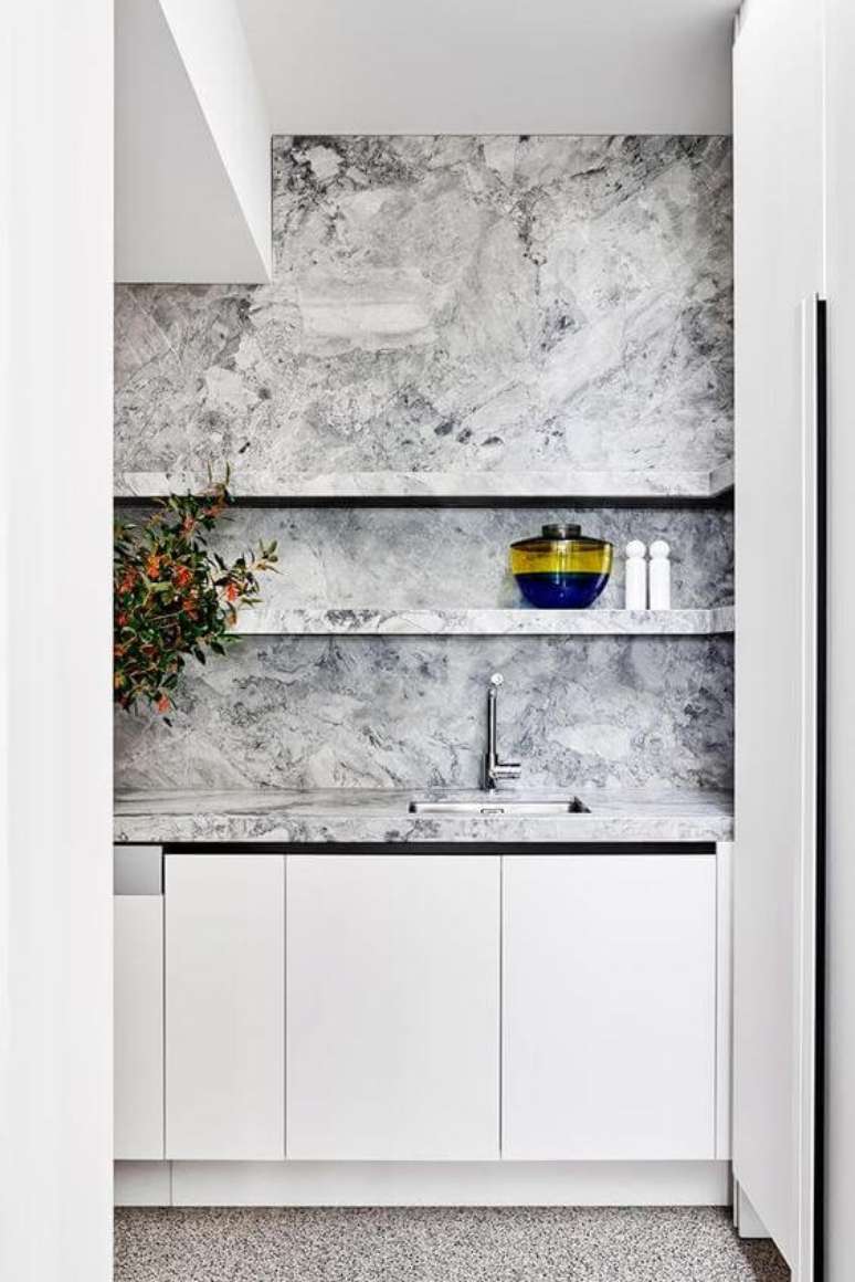 28. Cozinha com mármore cinza e armário branco – Foto Homes To Love AU
