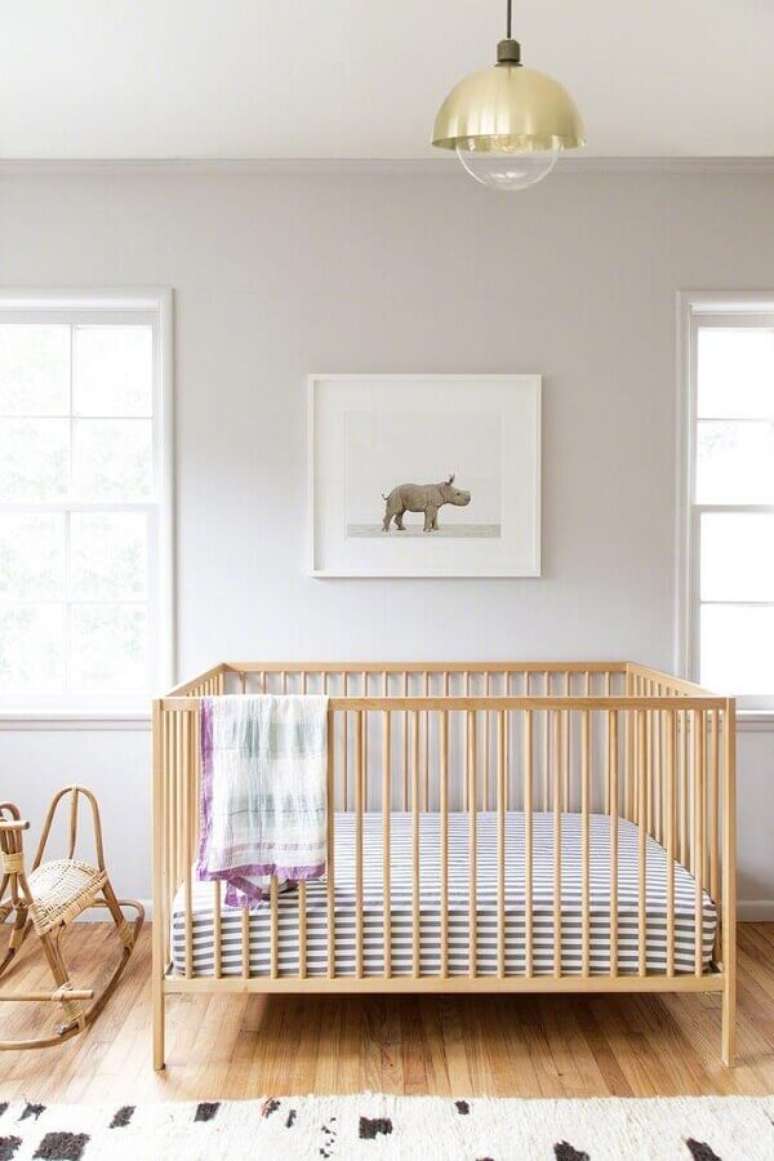 13. Berço de madeira para decoração de quarto de bebê unissex – Foto: Home Fashion Trend