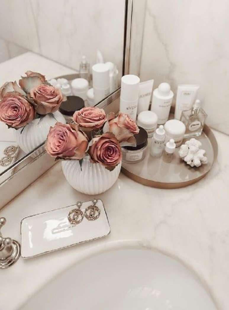 6. Use bot&otilde;es de rosas e flores secas em ambientes que demandam um pouco mais de cuidado de cultivo. Fonte: Westwing Espa&ntilde;a