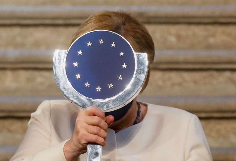 Merkel, com prêmio recebido na Espanha
14/10/2021 REUTERS/Susana Vera