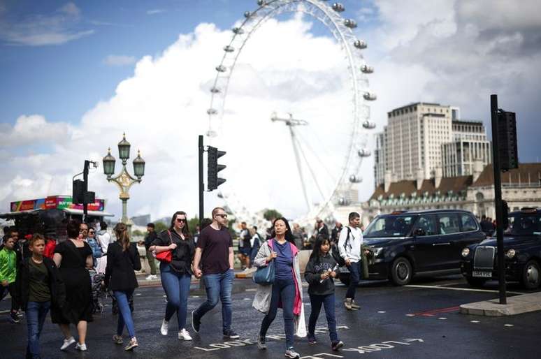 Pessoas caminhando sobre a Westminster Bridge em Londres, Reino Unido
07/08/2021 REUTERS/Henry Nicholls