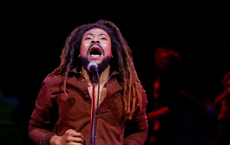 Ator Arinze Kene interpreta Bob Marley durante apresenta&ccedil;&atilde;o &agrave; imprensa do musical "Get Up, Stand Up! The Bob Marley Musical" em Londres
14/10/2021 REUTERS/John Sibley 