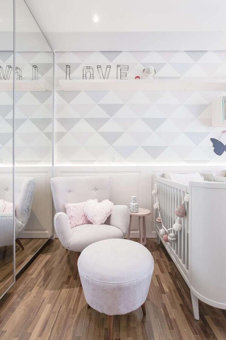 17. Cores claras para decoração de quarto de bebê unissex com papel de parede geométrico – Foto: Figueiredo Fischer