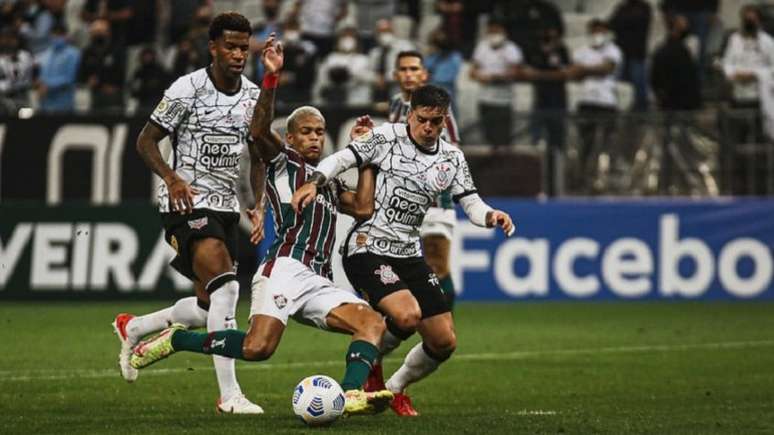 Fagner levou o terceiro amarelo e está fora do clássico contra o São Paulo (Foto: Lucas Merçon/Fluminense)