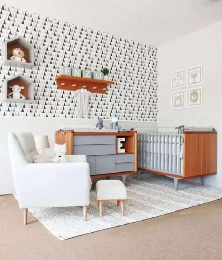 22. Decoração de quarto de bebê unissex branco e cinza com papel de parede moderno – Foto: Oficina da Roca