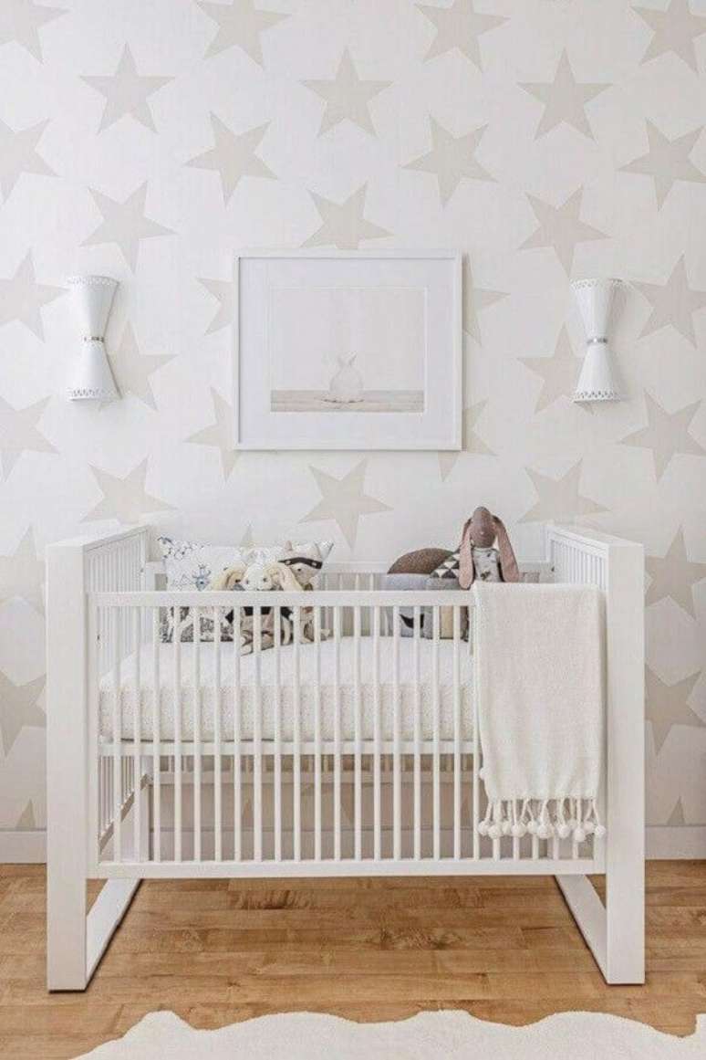 26. Decora&ccedil;&atilde;o de quarto de beb&ecirc; unissex com papel de parede de estrelas &ndash; Foto: MyDomaine