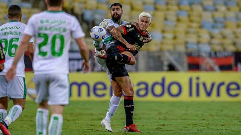 Pedro em disputa de bola na vitória sobre o Juventude (Foto: Marcelo Cortes / Flamengo)