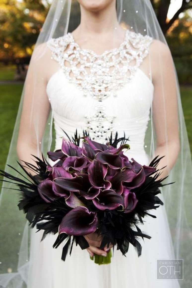 20. Buquê de flores negras para noiva – Foto Style me Pretty – Christian OTH