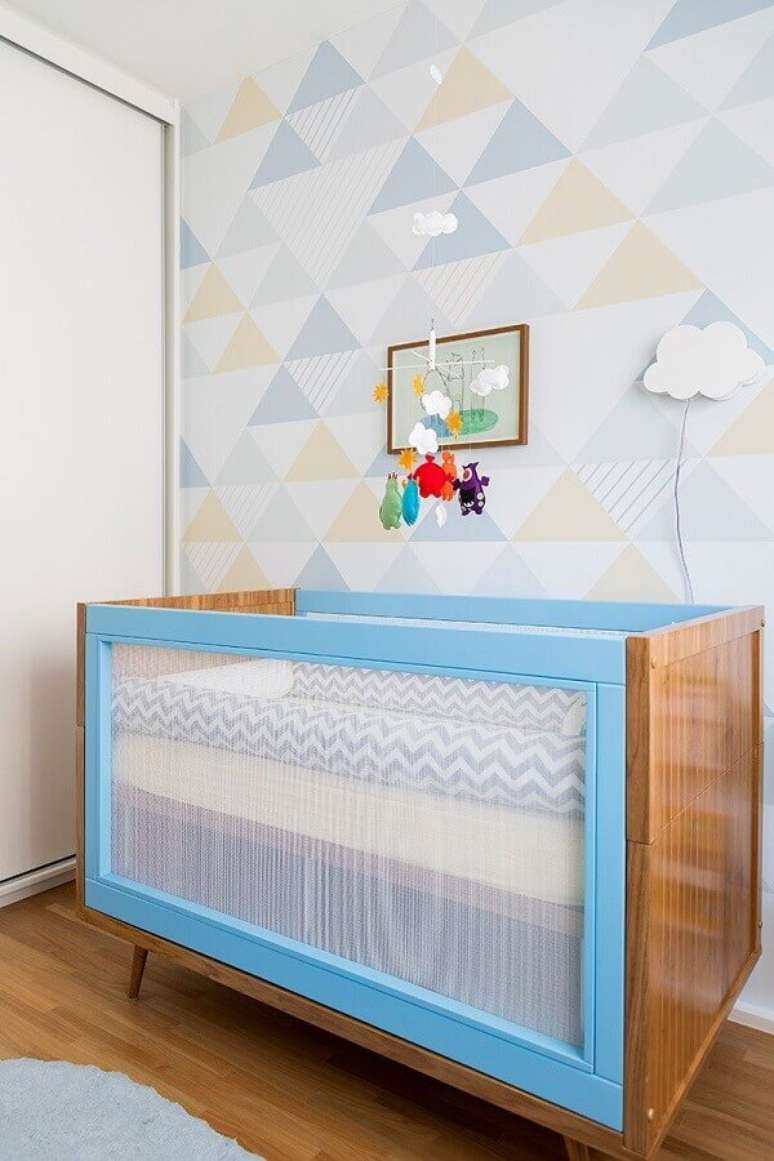 10. Berço azul para decoração de quarto de bebê unissex com papel de parede em cores pastéis – Foto: Decor Fácil