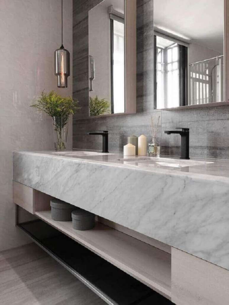 5. Bancada de mármore cinza claro para banheiro moderno decorado com luminária de vidro – Foto The Architects Diary