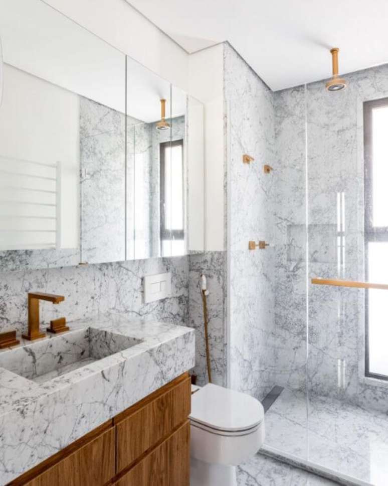 3. Banheiro com mármore cinza e armário de madeira – Foto Bossa Arquitetura