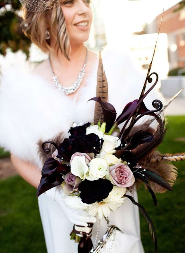 24. Flor preta e branca no buque de flores – Foto Wedding Chickes
