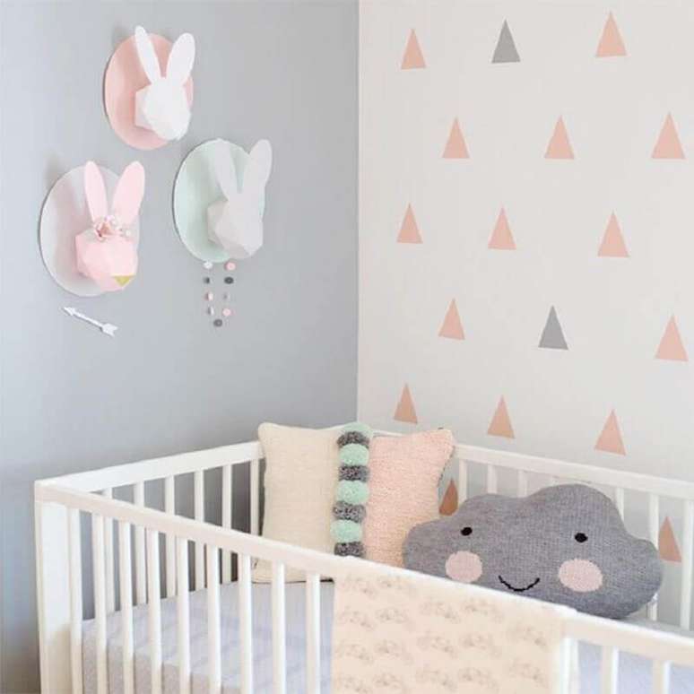 50. Papel de parede para quarto de bebê unissex decorado em tons pastéis – Foto: dolce vinilo