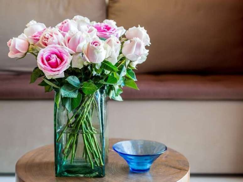 3. Decore diferentes ambientes da casa com vasos de flores. Fonte: Vila Mulher