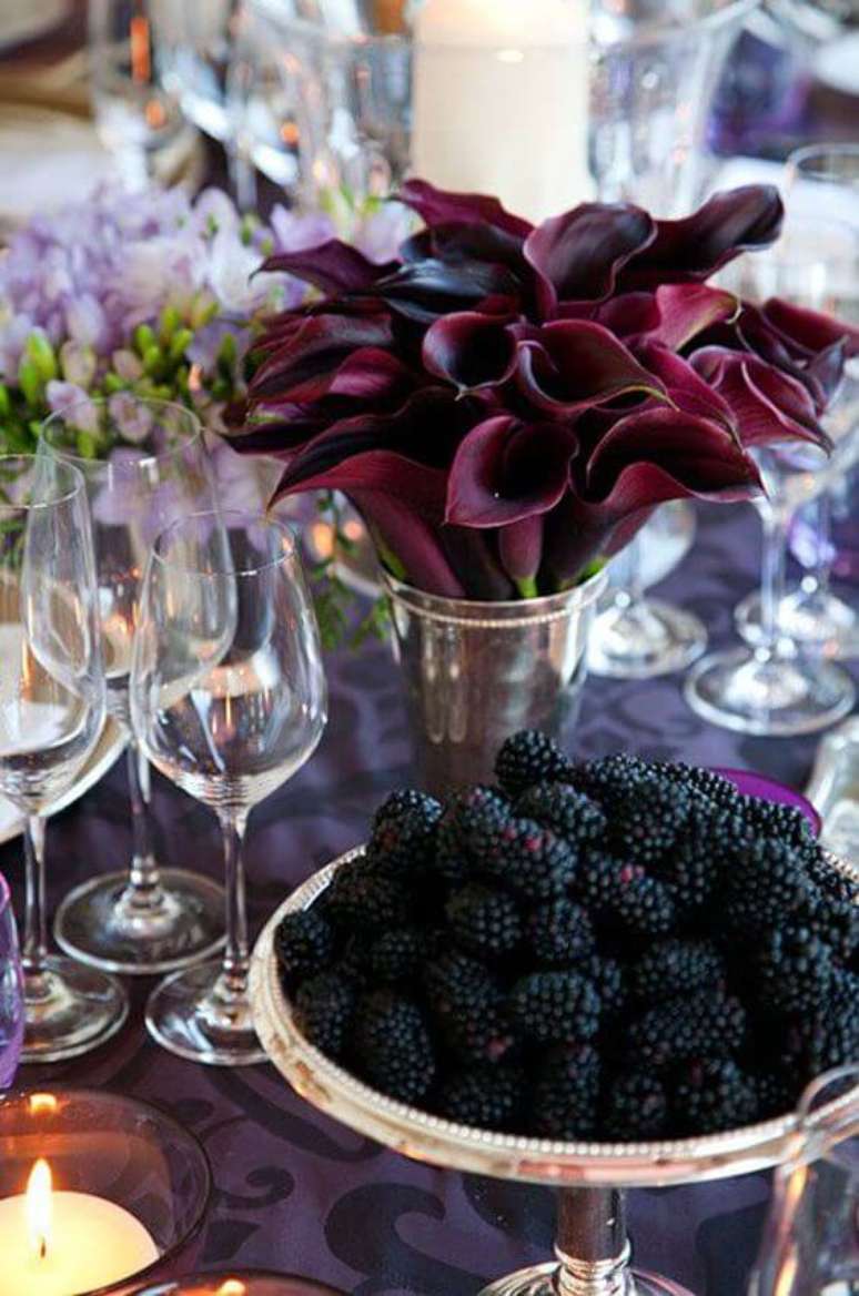 33. Mesa de jantar roxa com flor preta e vinho – Foto Colocando a Mesa com Charme