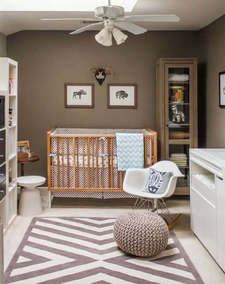 8. Cores neutras para decoração de quarto de bebê unissex com berço de madeira e cadeira de balanço – Foto: Home Fashion Trend
