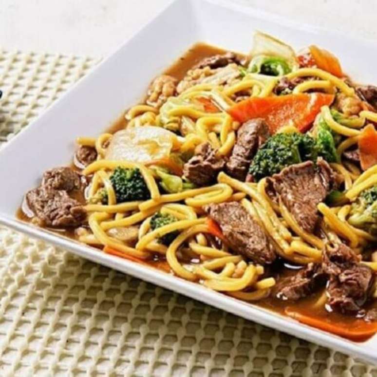 Aprenda como fazer yakisoba simples de carne com legumes.