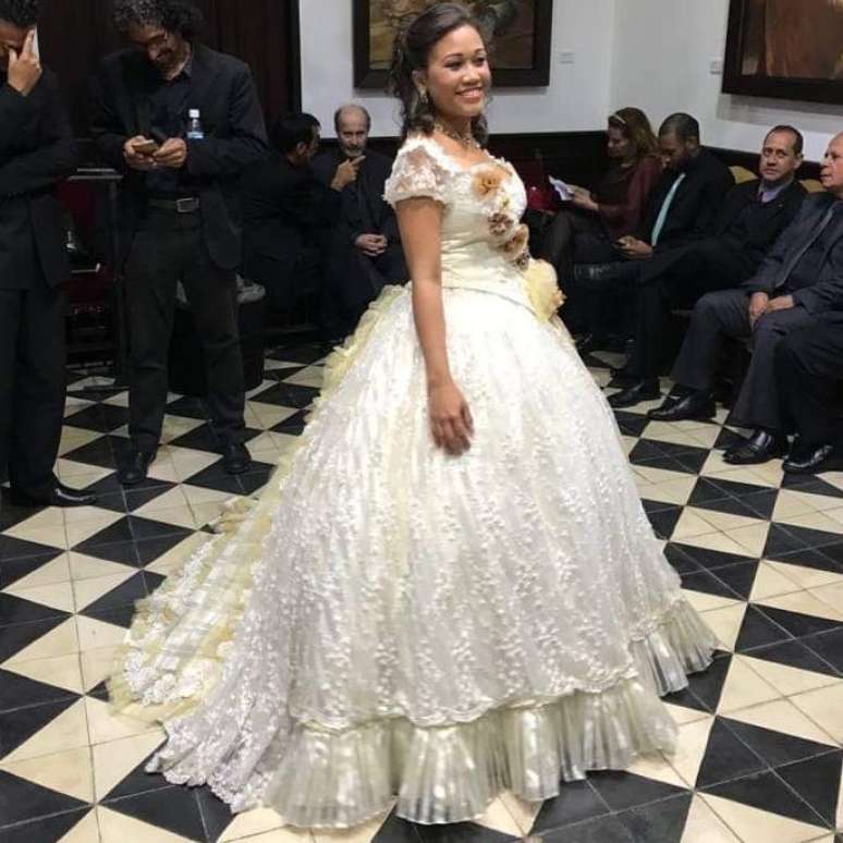 Artista vestida para apresentação na Venezuela