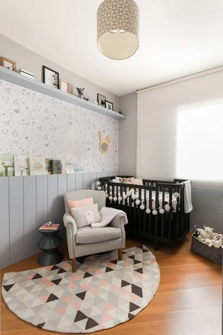 58. Quarto de bebê unissex simples decorado com berço preto e tapete meia lua – Foto: Studio Um Mini