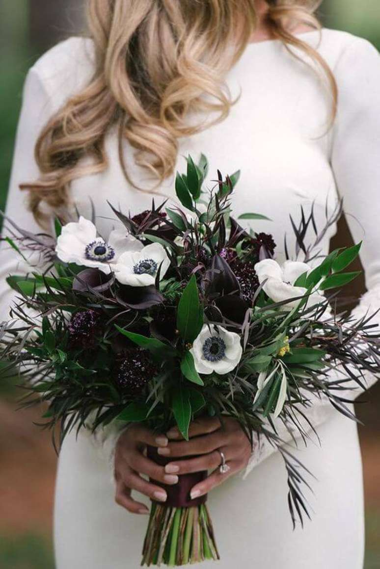 15. Buquê de flor preta e branca – Foto Wedding Forward
