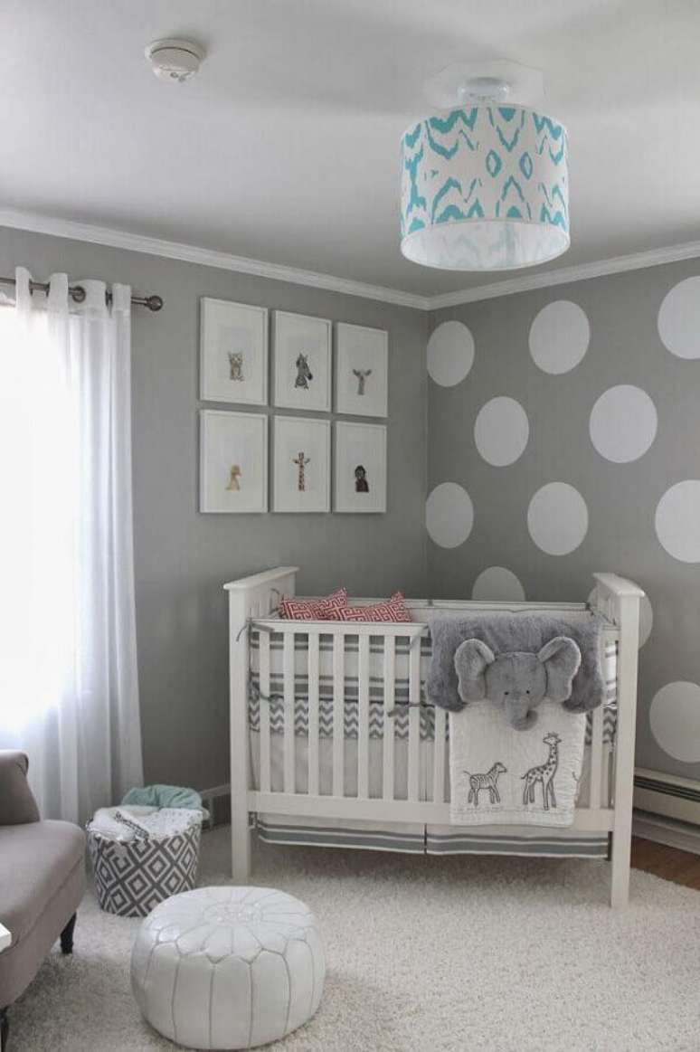 41. Papel de parede de bolinhas para decoração de quarto de bebê unissex cinza – Foto: Homedit