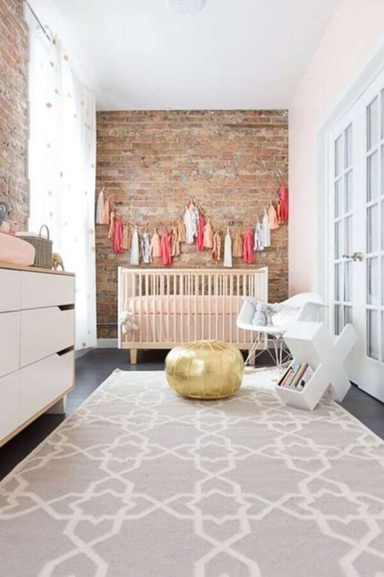 29. Decoração de quarto de bebê unissex com parede de tijolinho rústica – Foto: Apartment Therapy