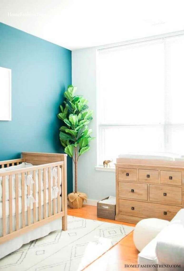 62. Vaso de planta para decoração de quarto de bebê unissex com parede azul – Foto: Home Fashion Trend