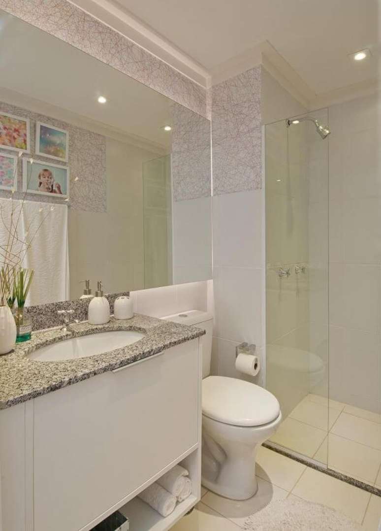 8. Banheiro branco com pia de mármore cinza – Foto Adriana Fontana