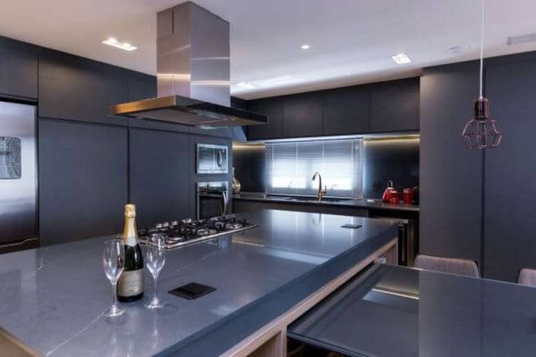 25. Cozinha com bancada de mármore cinza e moderna – Foto Bibiana Menegaz Arquitetura de Atmosfera