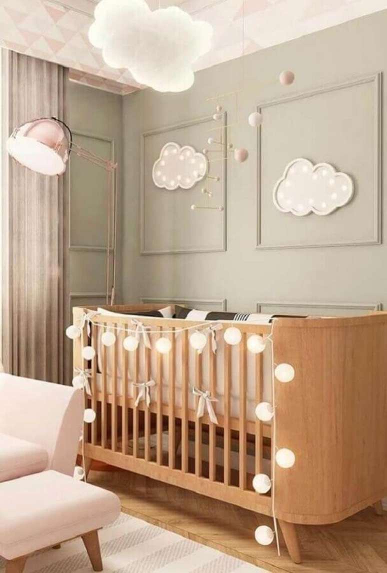 25. Decoração de quarto de bebê unissex com berço de madeira e luminária nuvem – Foto: JB Arquitetura
