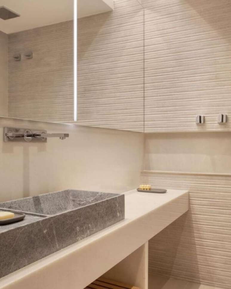 52. Pia de mármore cinza para banheiro branco – Foto Hobjeto Arquitetura