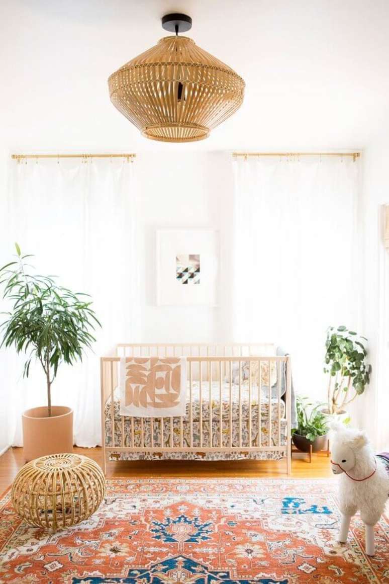 36. Lustre rústico para decoração de quarto de bebê unissex com vasos de plantas – Foto: Project Nursery