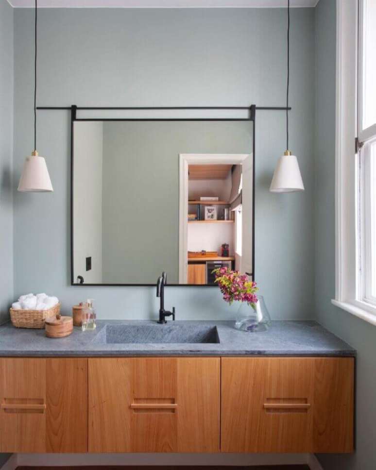 13. Banheiro com bancada de mármore cinza e armário de madeira – Foto Migs Arquitetura