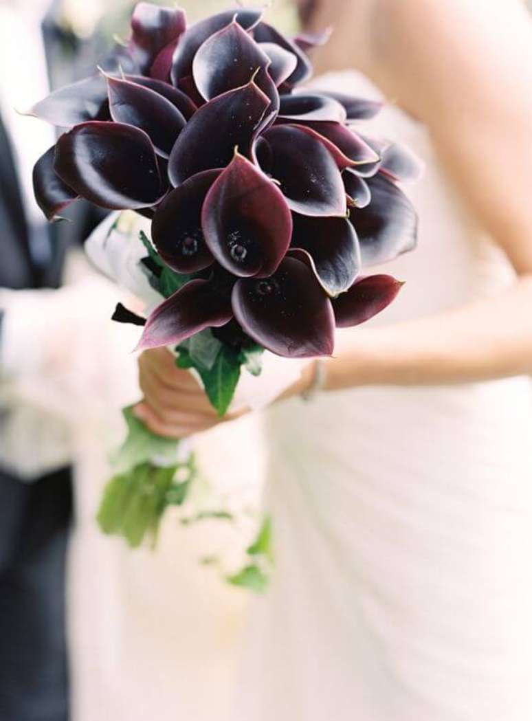 19. Buquê de flor preta para casamento – Foto Martha Stewart