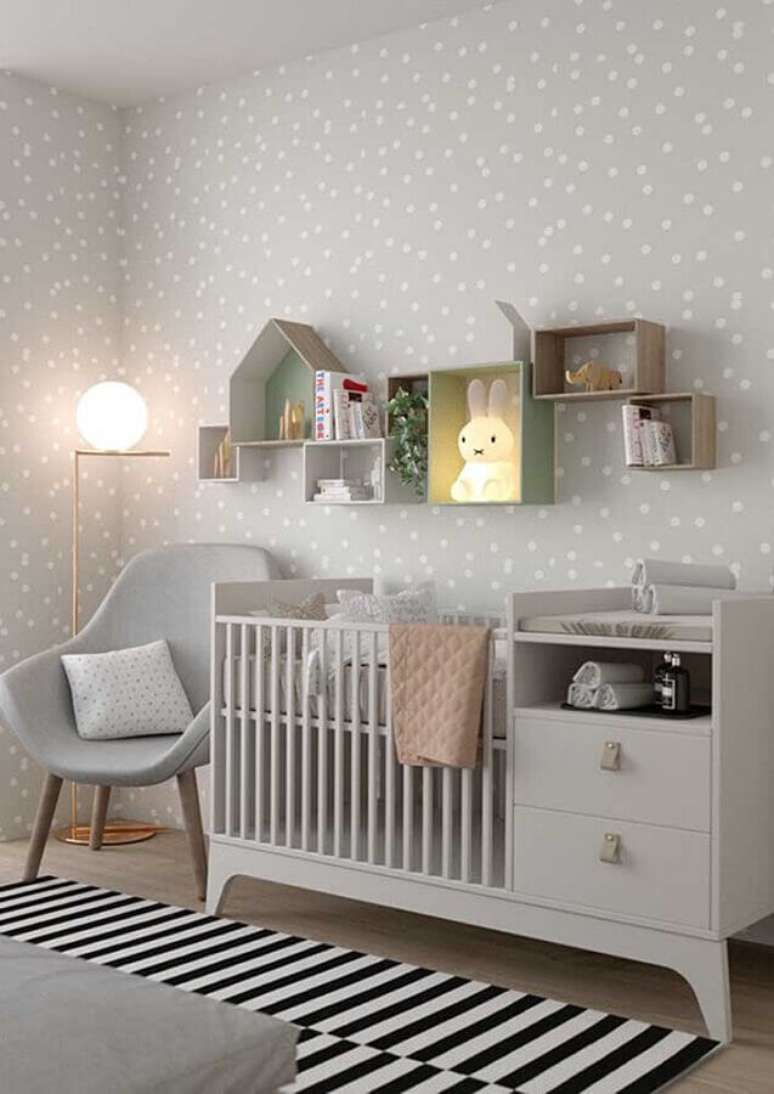 61. Tons de cinza para decoração de quarto de bebê unissex com papel de parede de bolinhas e tapete listrado – Foto: Decor Fácil
