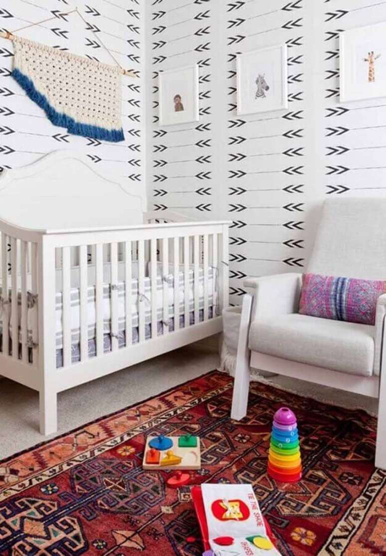 51. Papel de parede preto e branco para decoração de quarto de bebê unissex simples – Foto: Omah Home