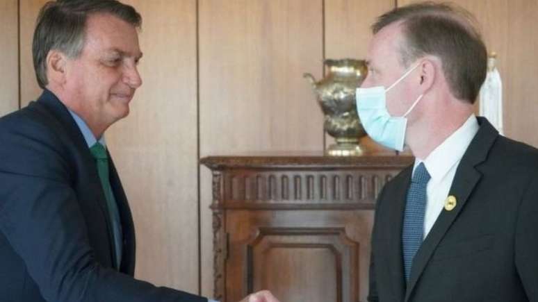 Presidente Jair Bolsonaro cumprimenta o conselheiro de segurança nacional dos EUA, Jake Sullivan, no Palácio do Planalto