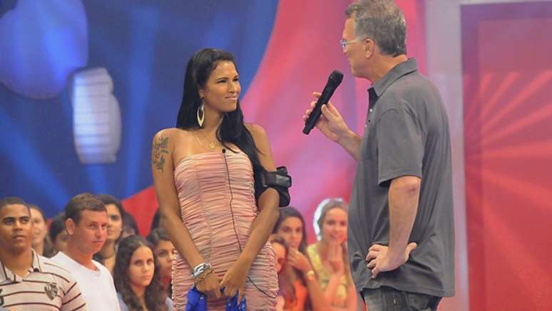 Ariadna conversa com Pedro Bial logo após a eliminação no ‘BBB11’