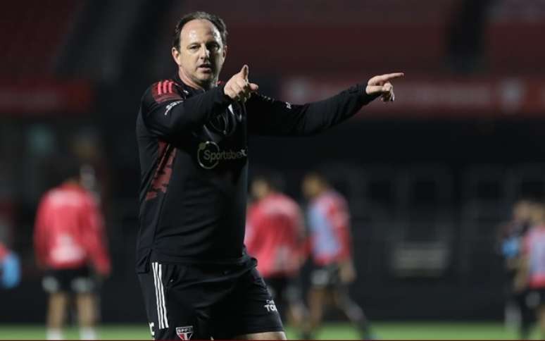 Rogério Ceni assumiu o São Paulo após a demissão de Crespo