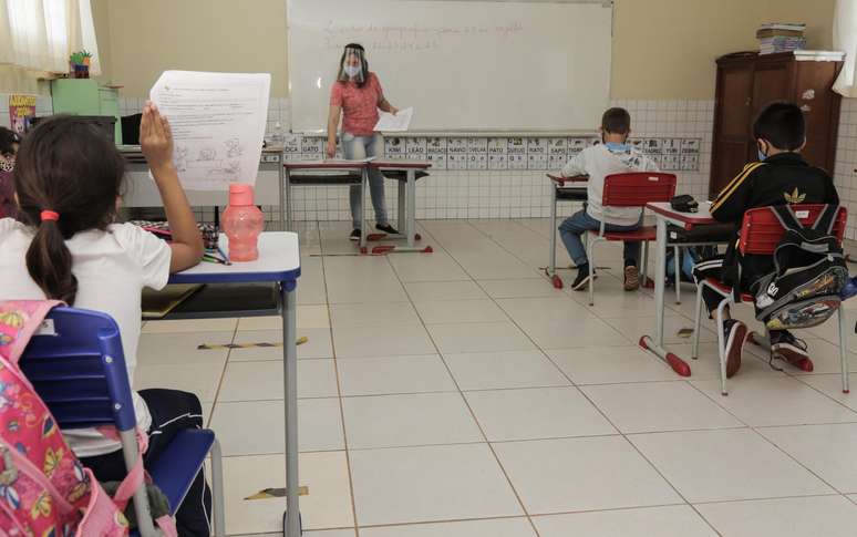 Sala de aula com distanciamento entre alunos