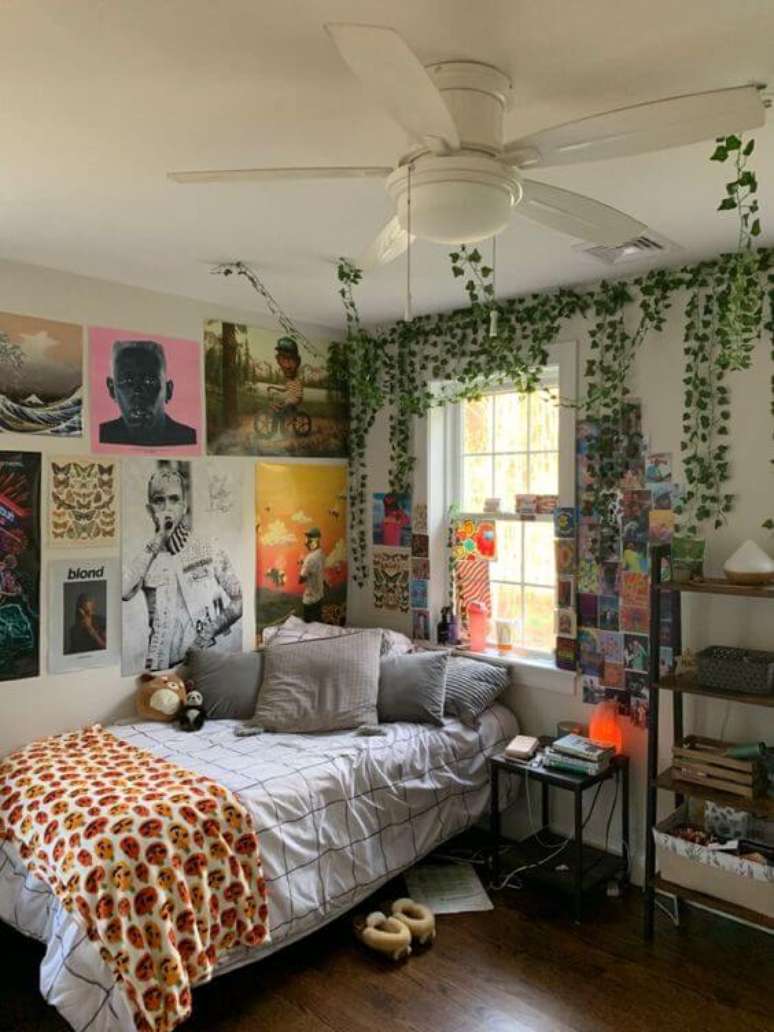 1. Quarto estilo indie decorado com fotos e plantas nas paredes – Foto Bed and Bedrooms